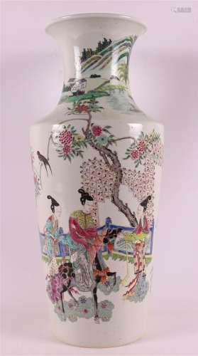 Vase conique en porcelaine, Chine, vers 1900. Décor pol