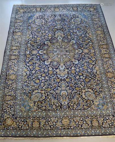 Tapis oriental à fond bleu et motifs floraux polychrome