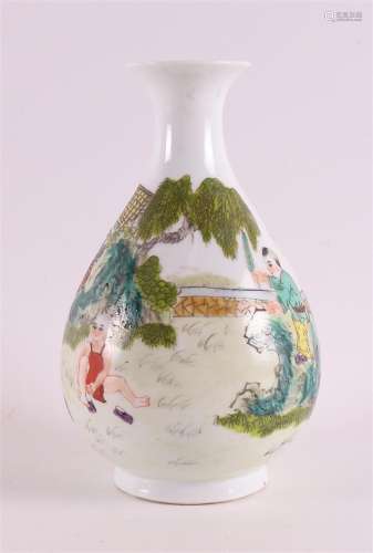 Vase chinois en porcelaine de forme balustre, début du