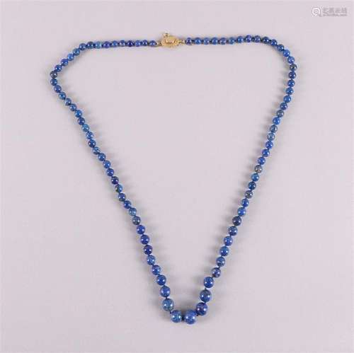 Collier de perles de lapis-lazuli avec un fermoir en or