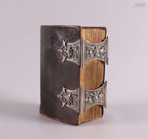 Une bible/un livre de psaumes avec une reliure en cuir
