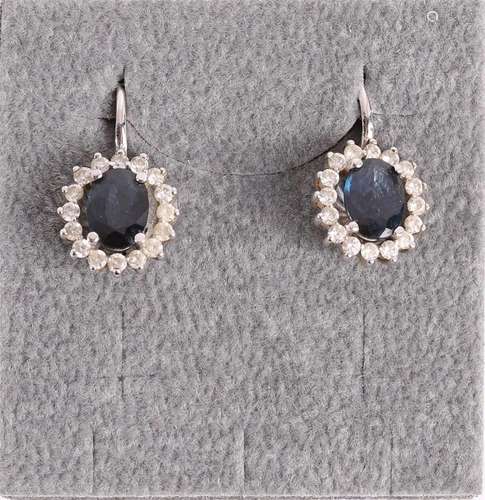 Une paire de boucles d'oreilles en or blanc 14 kt 585/1