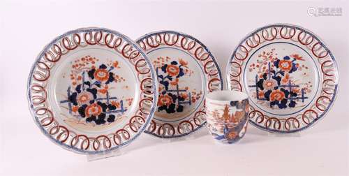 Série de trois assiettes Imari en porcelaine avec lèvre