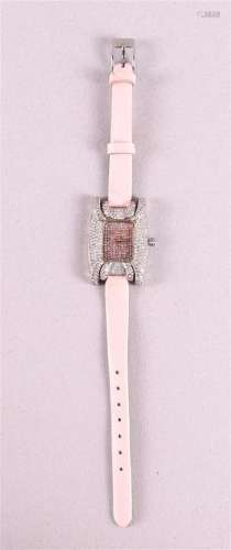 Une montre-bracelet pour femmes du Trésor avec un entou