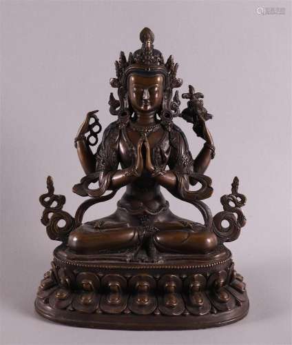 Bouddha assis sur une couronne de lotus en bronze patin