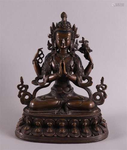 Bouddha assis sur une couronne de lotus en bronze patin