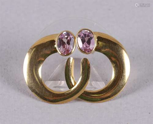 Une paire de boucles d'oreilles en or 750/1000 18 carat