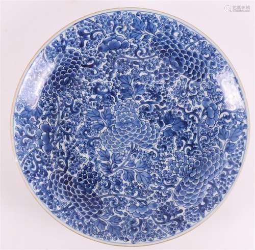 Plat en porcelaine bleue et blanche, Chine, Kangxi, ver