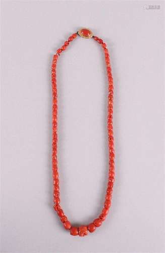 Un collier de coraux rouges, allant de 5 à 12 mm, avec