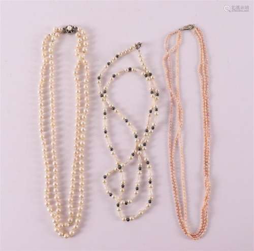 Trois colliers de perles diverses dont des perles de ro