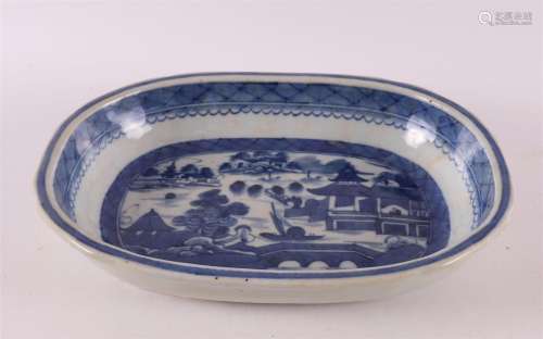 Assiette ovale en porcelaine bleue et blanche, Chine, Q