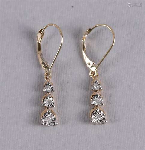 Une paire de boucles d'oreilles en or 14 carats 585/100