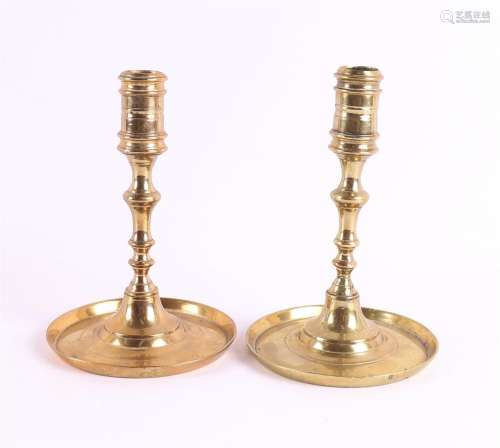 Paire de chandeliers à boutons en laiton, Angleterre, 1