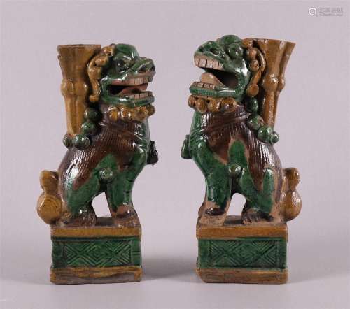 Paire de lions de temple en porcelaine famille verte, C