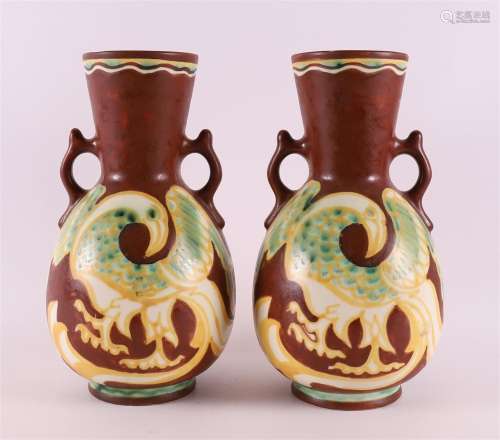 Paire de vases à anses en faïence à décor polychrome de
