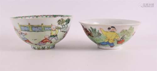 Deux bols en porcelaine sur pied anneau, Chine, 20e siè