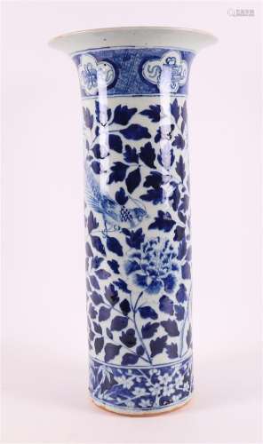 Vase cylindrique en porcelaine bleue et blanche, Chine,