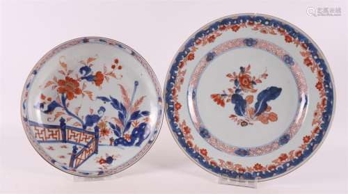 Deux plats Imari en porcelaine de Chine, Chine, Qianlon