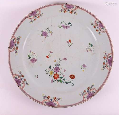 Un plat en porcelaine famille rose, Chine, Qianlong, XV