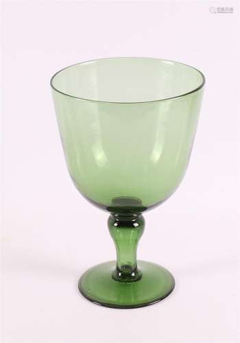 Un gobelet en verre vert, Europe, 19e siècle, h 22,5 x