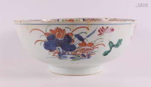 Un bol en porcelaine Imari chinoise sur un anneau de su