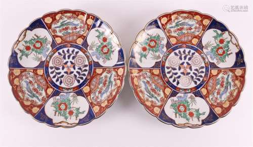 Paire de plats Imari en porcelaine, Japon, 20e siècle.