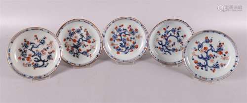 Cinq plats Imari en porcelaine de Chine, Chine, Kangxi,