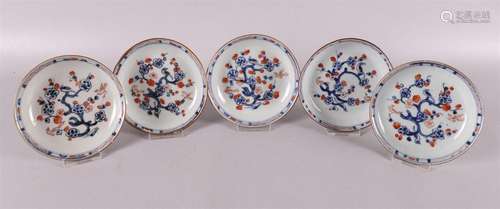 Cinq plats Imari en porcelaine de Chine, Chine, Kangxi,