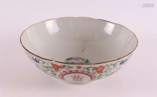 Un bol en porcelaine sur un anneau de support, Chine, T