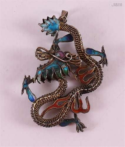 Pendentif en argent et en émail en forme de dragon chin