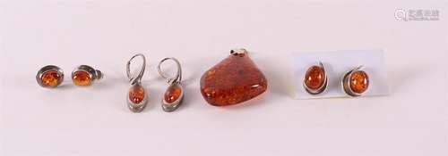 Lot de divers bijoux en ambre, dont des pendentifs et d