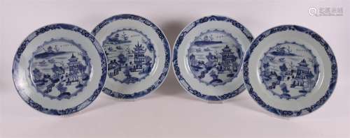 Série de quatre assiettes en porcelaine bleue et blanch