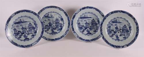 Série de quatre assiettes en porcelaine bleue et blanch