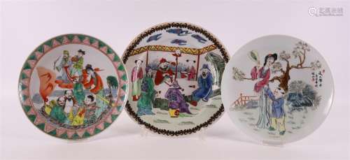 Trois assiettes en porcelaine, Chine, 20e siècle. Décor