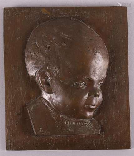 Bas-relief en bronze patiné brun représentant un bébé,