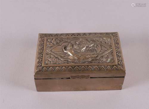 Boîte en métal argenté avec décor en relief de personna