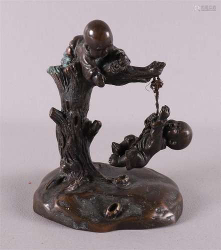 Sculpture en bronze représentant des enfants jouant dan