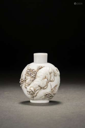Wang Bingrong, Chinese porcelain carved snuff bottle