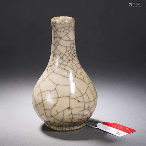 A Ge-ware Crackles Bottle Vase