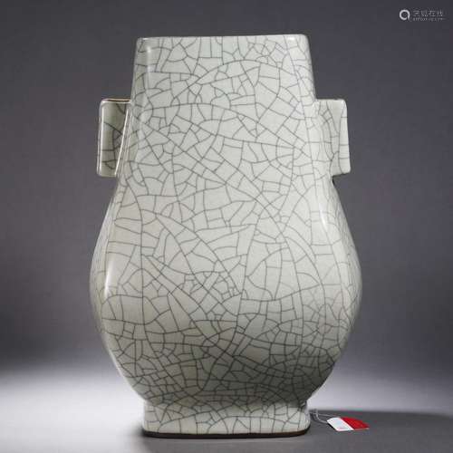 A Ge-ware Crackle Arrow Vase