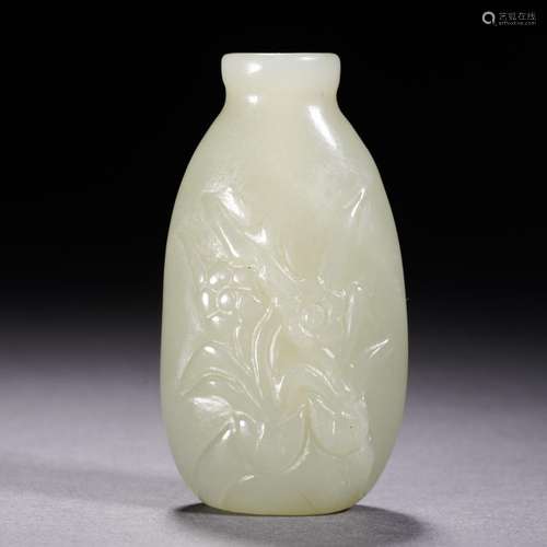 A Carved White Jade Snuff Bottle