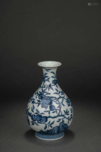 Chinese blue and white glazed porcelain vase,17th