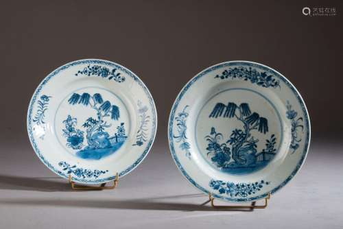 CHINE - XVIIIe siècle.<br />
Paire d'assiettes en porcelaine...