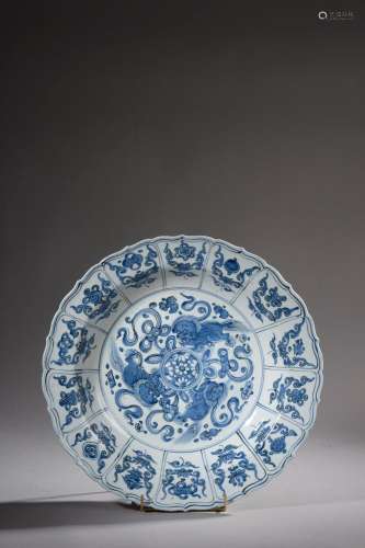 CHINE - XIXe siècle.<br />
Grand plat creux festonné, à déco...