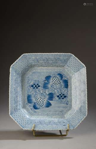 CHINE - XXe siècle.<br />
Plat carré en porcelaine à décor e...