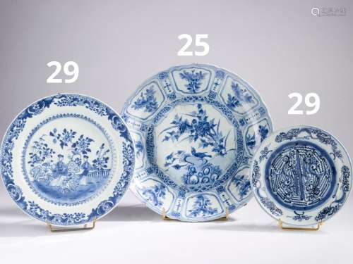 CHINE - XVIIIe siècle.<br />
Plat en porcelaine décorée en b...