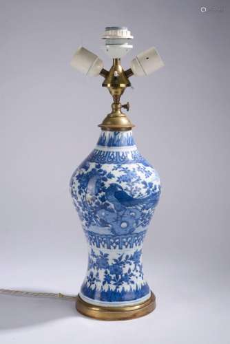 CHINE - XVIIIe siècle.<br />
Vase balustre en porcelaine déc...