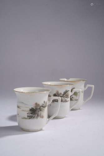 CHINE - Début du XXe siècle.<br />
Trois tasses en porcelain...