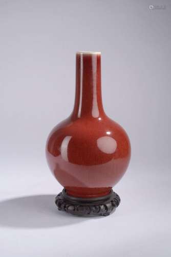 CHINE - XIXe siècle.<br />
Vase bouteille en porcelaine émai...