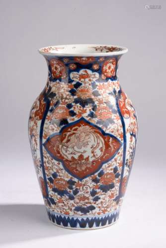 JAPON, Imari - Epoque MEIJI (1868-1912).<br />
Vase balustre...